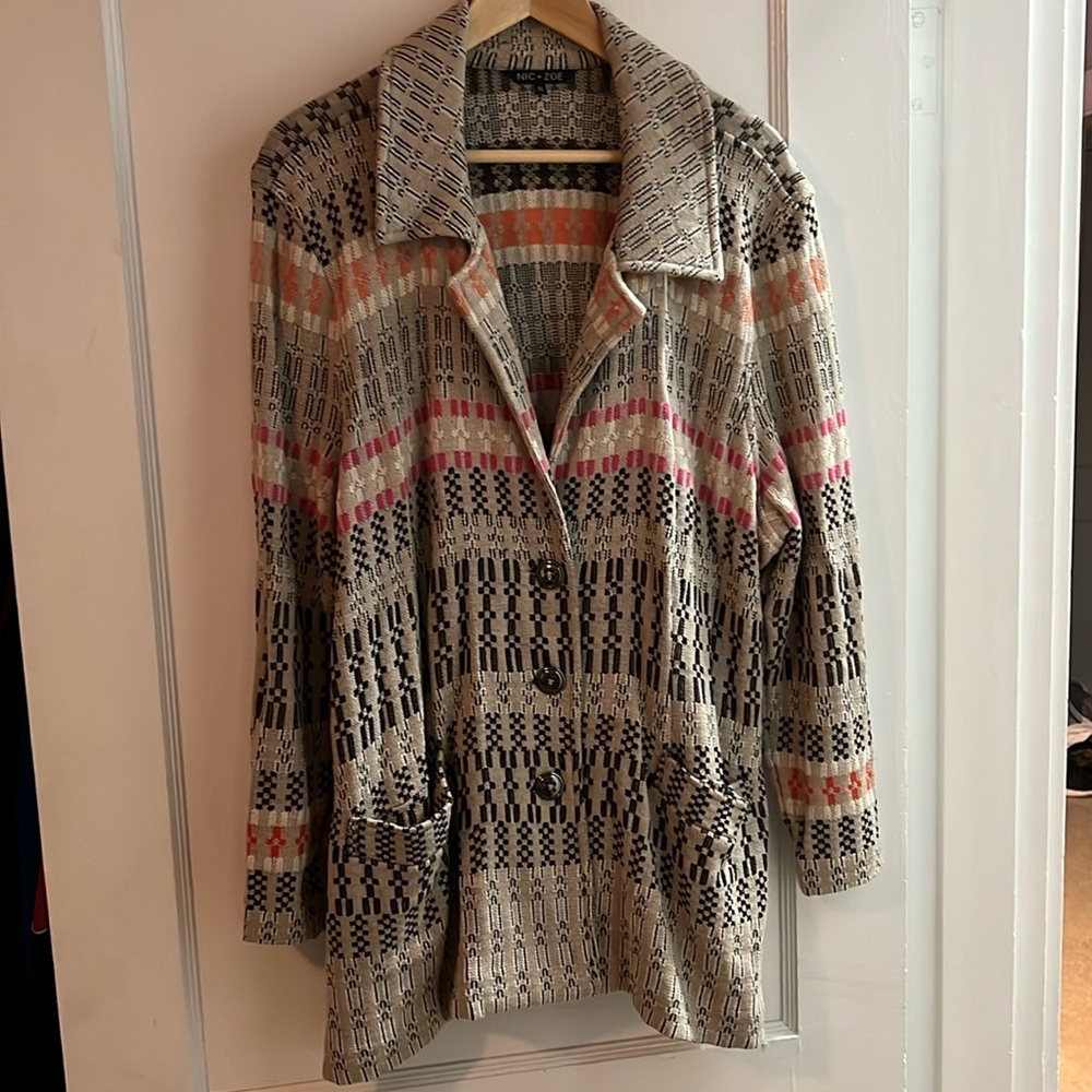Beautiful thick patterned jersey blazer with pockets.
